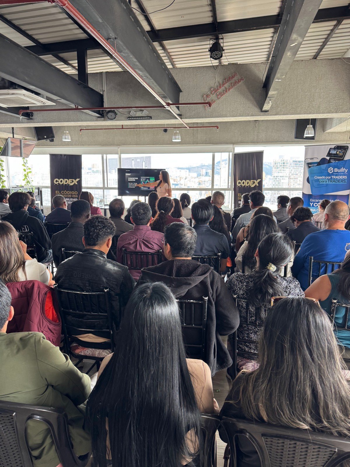 Sala llena de asistentes durante el evento CODEX en Quito