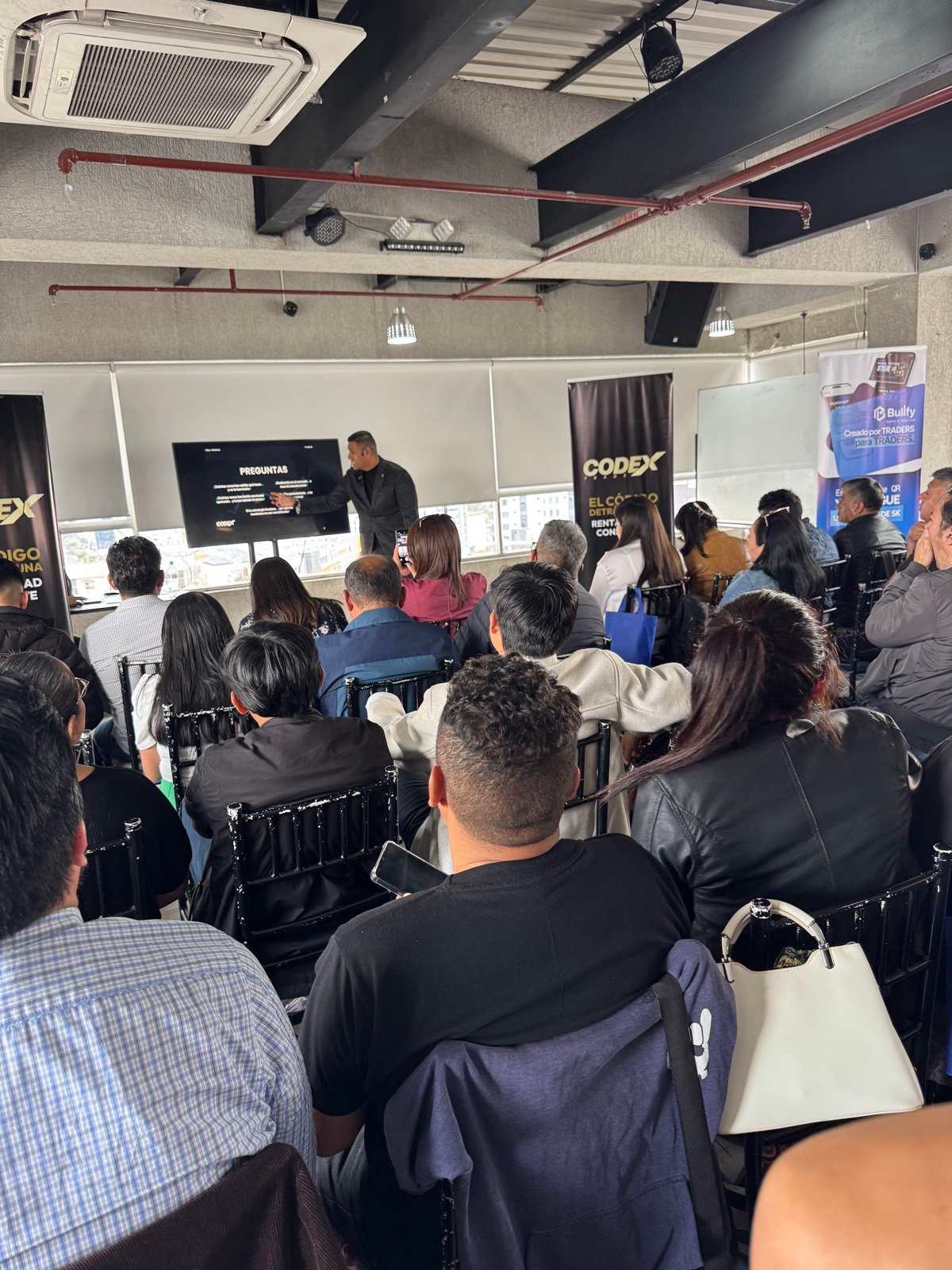 Ronda de preguntas al final de la sesión, con la sala completa